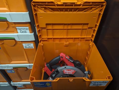 Milwaukee fitouts in Deep Orange – photo 4